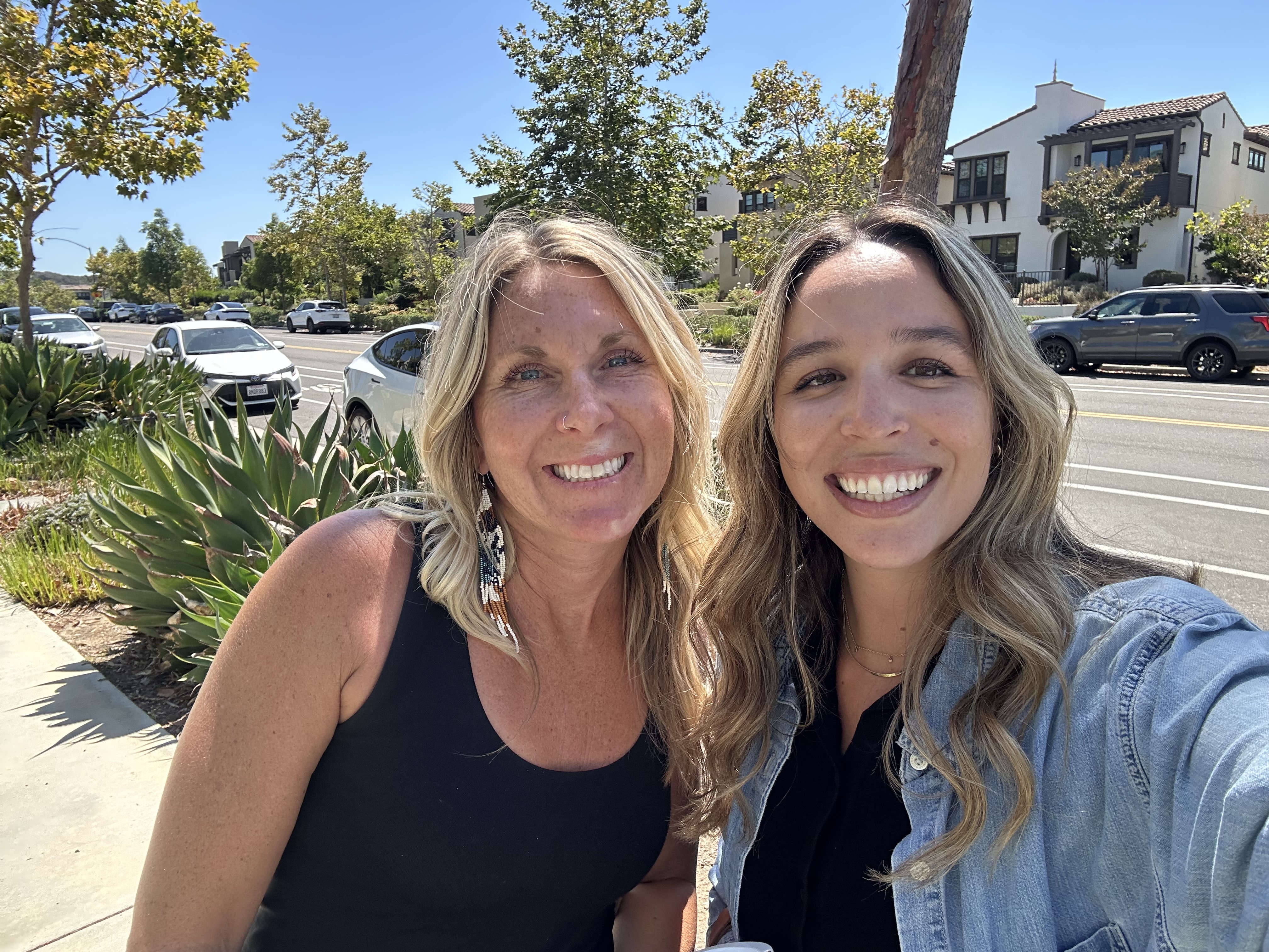 photo of 2 female 3rd grade teachers